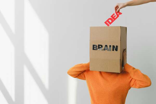 Representación del neuromarketing y cómo una idea influye en el cerebro del consumidor.